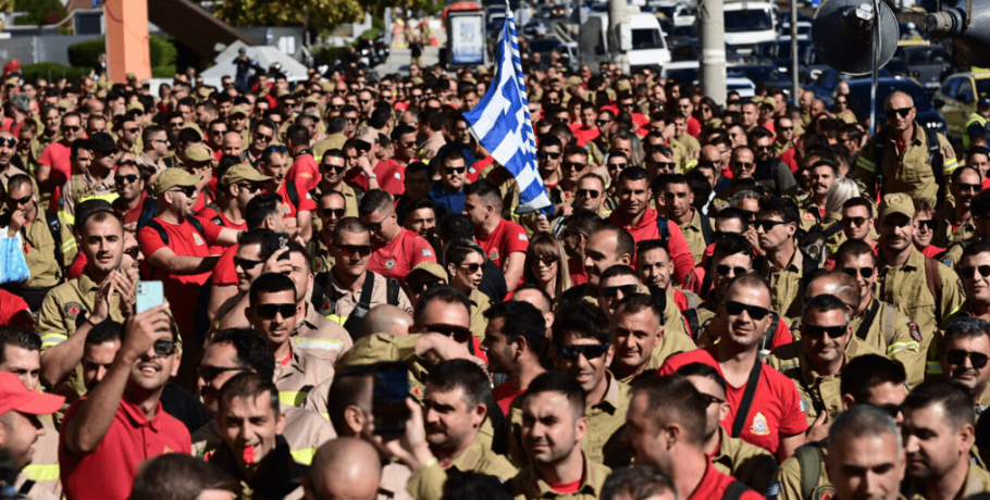 Χαλκιδική: Το πρώτο Χριστουγεννιάτικο δέντρο “άναψε” στο χωριό των ελάτων – Γιατί στολίζουν τόσο νωρίς (ΦΩΤΟ+Video)