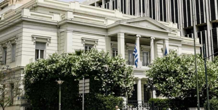 Ερωτήματα ΣΥΡΙΖΑ και ΠΑΣΟΚ για την παραίτηση στο ΥΠΕΞ – «Πυρά» στην κυβέρνηση