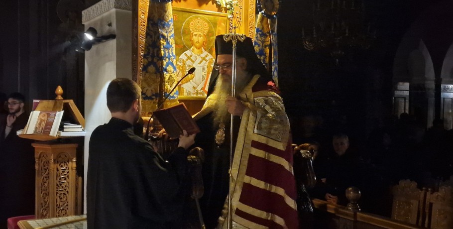 Θεοφιλέστατος Επίσκοπος Στέφανος...έψαλε ύμνους των Χριστουγέννων