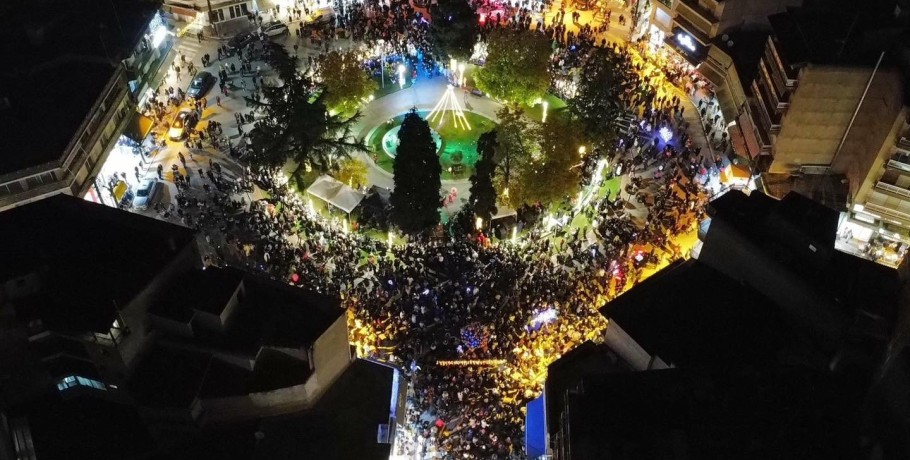 "Μαγικά Γιαννιτσά" με φώτα και εορταστικό κλίμα παντού! / Το "Άναμμα του Δέντρου" και η "Παραμυθούπολη" ισχυρές πινελιές