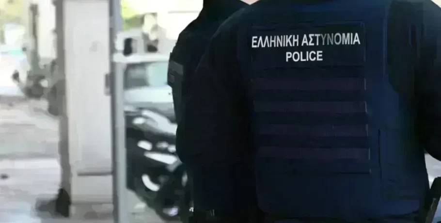 Χειροπέδες σε Τούρκο μετά από καταδίωξη στο κέντρο της Αθήνας - Εντόπισαν δυο όπλα