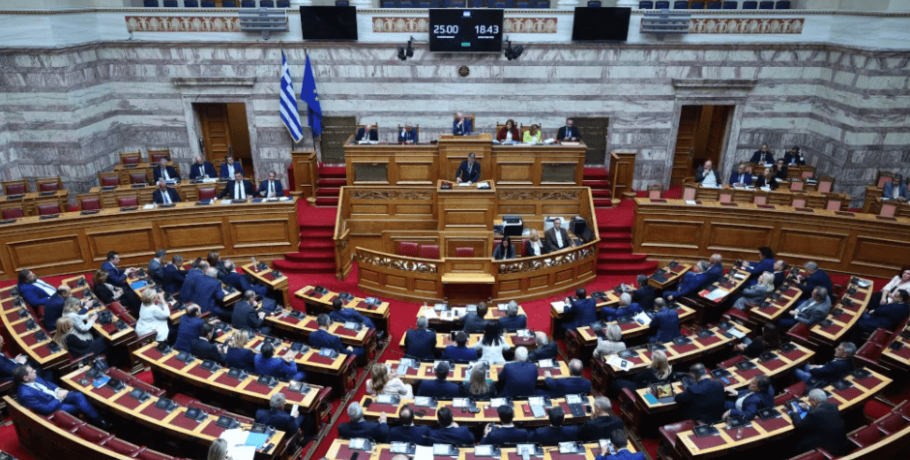 Πυρ ομαδόν από την αντιπολίτευση στην κυβέρνηση για τον κατώτατο μισθό