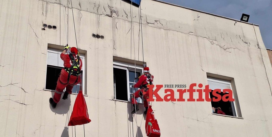 Θεσσαλονίκη: Άγιοι Βασίληδες καταρριχήθηκαν και μοίρασαν δώρα σε παιδιά του Παιδογκολογικού του ΑΧΕΠΑ (ΦΩΤΟ+Video)