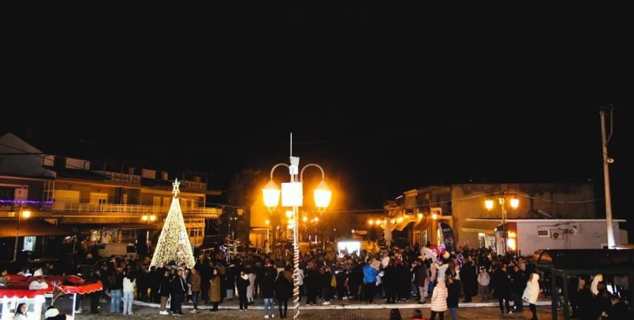 Άναμμα του Χριστουγεννιάτικου Δέντρου στην Πέλλα: Μια Γιορτή Αγάπης και Ελπίδας