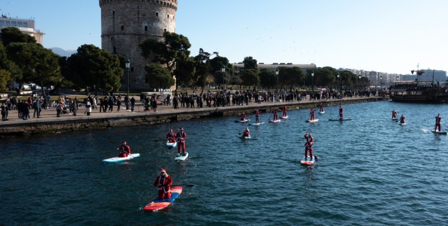 Θεσσαλονίκη: Άγιοι Βασίληδες με κανό και σανίδες SUP «πλημμύρισαν» τον Θερμαϊκό