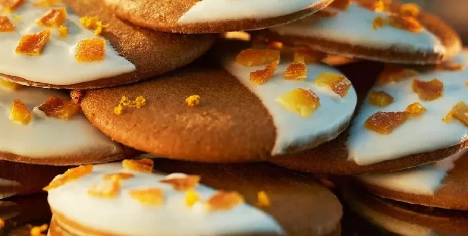 Μπισκότα Gingerbread με καραμελωμένο ξύσμα πορτοκαλιού