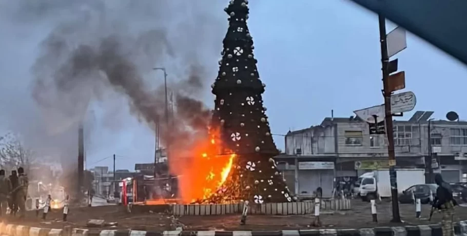 Συρία: Ξεσηκωμός εκατοντάδων Χριστιανών στη Δαμασκό μετά την πυρπόληση χριστουγεννιάτικου δέντρου