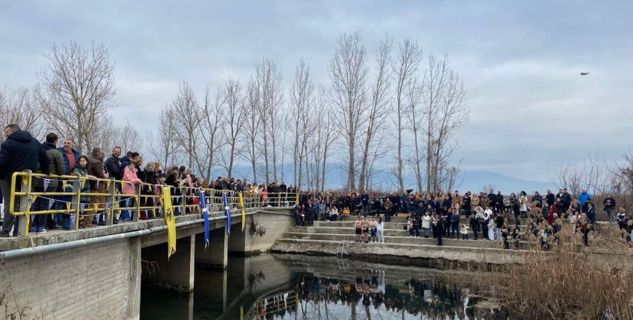 Καρυώτισσα / Θεοφάνεια: Με "θηλυκή επιτυχία" στο πιάσιμο του Σταυρού (φώτος)