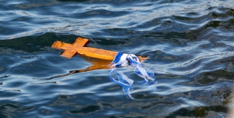 Ιστορική Τελετή Κατάδυσης του Τιμίου Σταυρού στην Αριδαία – Για πρώτη φορά μαζί οι δύο ενορίες της πόλης