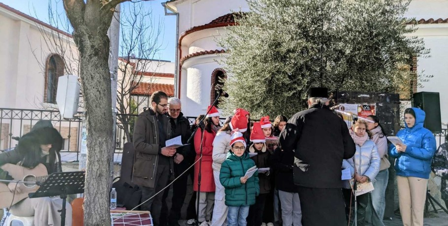 Η Χορωδία του Ιερού Ναού Κοιμήσεως της Θεοτόκου Νεοχωρίου έψαλε τα κάλαντα στους δρόμους της Αριδαίας