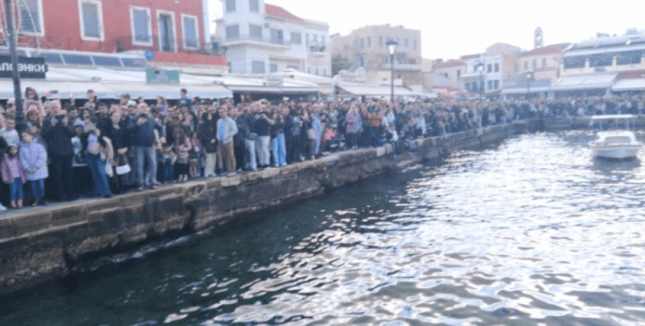 Χανιά: Πλημμύρισε από κόσμο το Ενετικό Λιμάνι για τον αγιασμό