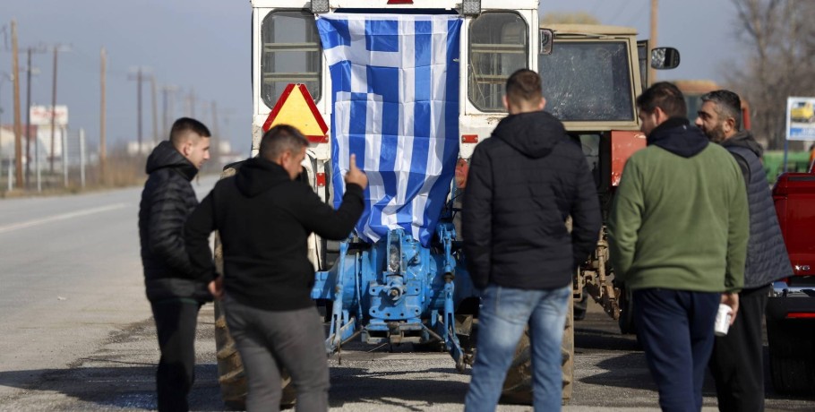 Φουντώνουν τα μπλόκα και στην Πέλλα