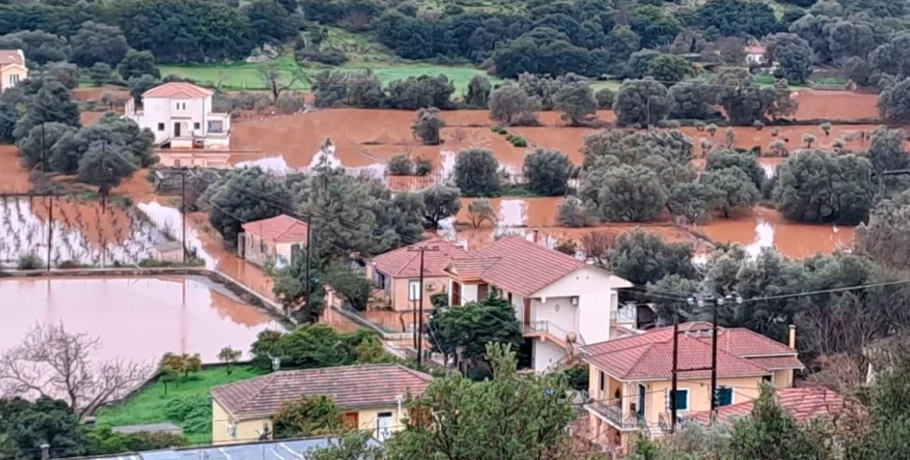 Καταστροφές από την κακοκαιρία στην Κεφαλονιά: Πλημμυρισμένοι δρόμοι, κατολισθήσεις και «πνιγμένα» χωριά από τη βροχή