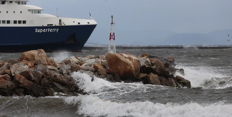 Aκυρώθηκαν τρία δρομολόγια από το λιμάνι του Πειραιά λόγω μποφόρ