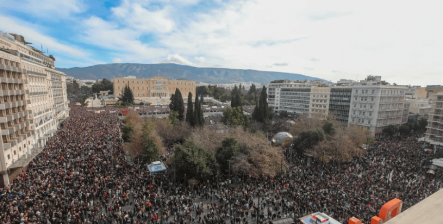 ΓΣΕΕ: Απεργία την ημέρα και ώρα που θα υποδείξει ο σύλλογος συγγενών των θυμάτων των Τεμπών