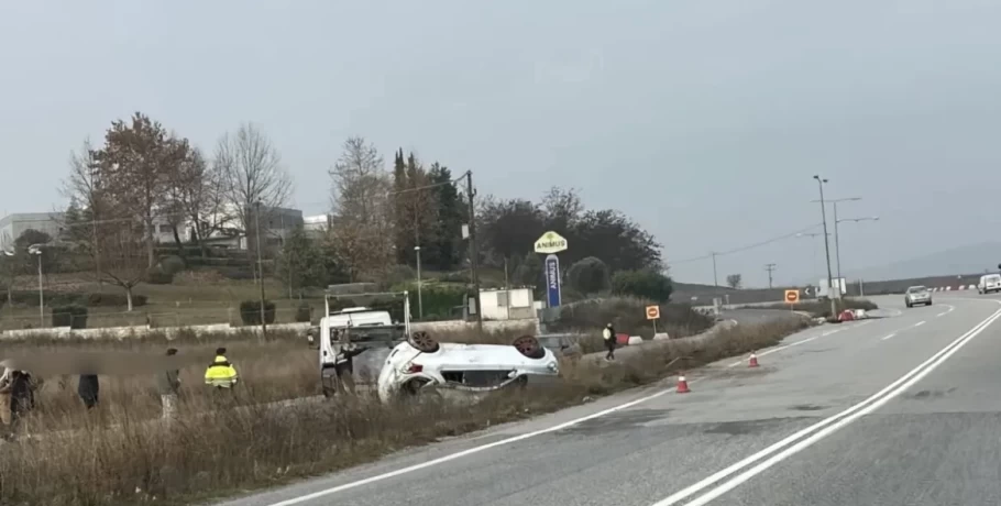 Τροχαίο με ανατροπή αυτοκινήτου στην εθνική οδό Λάρισας-Τρικάλων, ένας τραυματίας