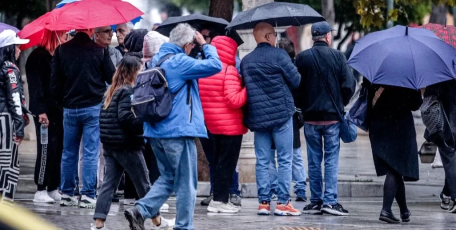 Καιρός: Βροχές, καταιγίδες και πτώση της θερμοκρασίας