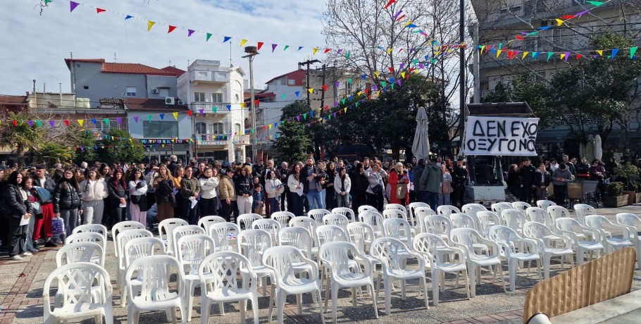 Μαθητές της Αλμωπίας τίμησαν τα θύματα των Τεμπών – Ζητούν δικαιοσύνη και ασφαλείς μεταφορές