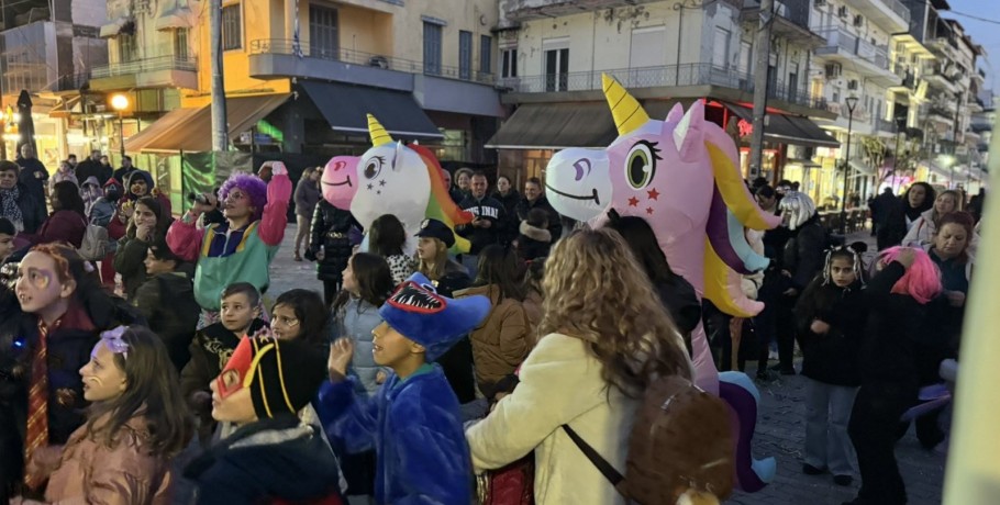 Χαμόγελα και ξεφάντωμα στο παιδικό αποκριάτικο πάρτι στα Γιαννιτσά