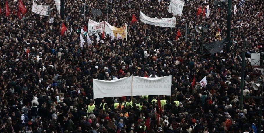 Μεγάλα συλλαλητήρια σε όλη την Ελλάδα στη μνήμη των θυμάτων της τραγωδίας των Τεμπών