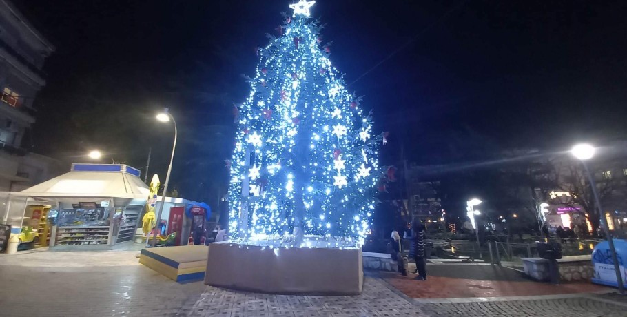 Η Έδεσσα "φόρεσε" τα γιορτινά της (φώτο)