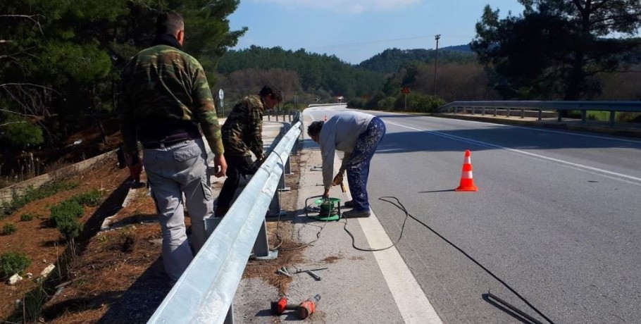 Εργασίες τοποθέτησης στηθαίων ασφαλείας στην Παλαιά Εθνική Οδό 65 Θεσσαλονίκης -Κιλκίς από την ΠΚΜ