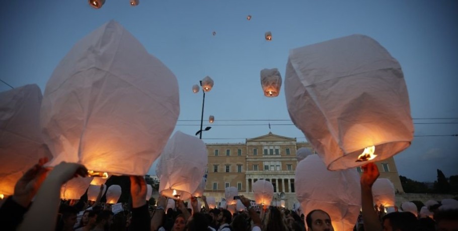 Ναυάγιο στην Πύλο: Δεκάδες φαναράκια στον ουρανό της Αττικής για τα θύματα της τραγωδίας