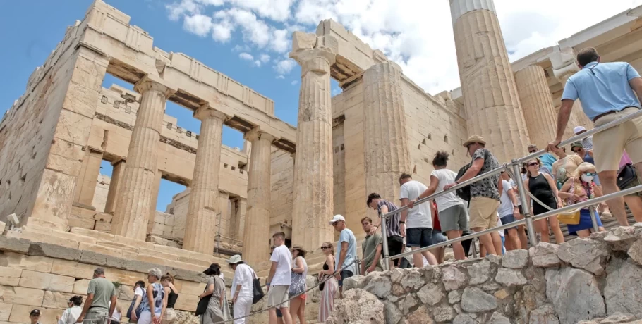 Ακρόπολη: Τέλος στην ταλαιπωρία με τις ουρές τουριστών, με πρωτοβουλία Μενδώνη