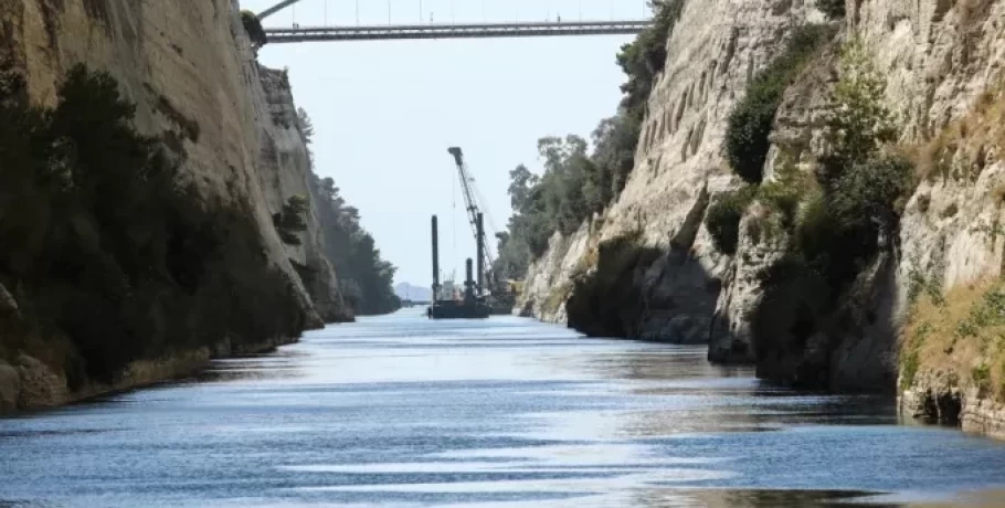 Πλοίο προσέκρουσε στον δίαυλο της διώρυγας της Κορίνθου