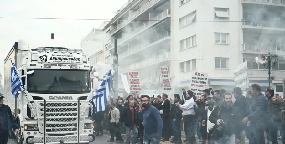 Στο Σύνταγμα οι μελισσοκόμοι με τα φορτηγά τους