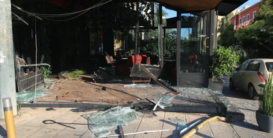 Τροχαίο στη Συγγρού: Αυτοκίνητο «εισέβαλε» σε καφετέρια που βρισκόταν σε λειτουργία