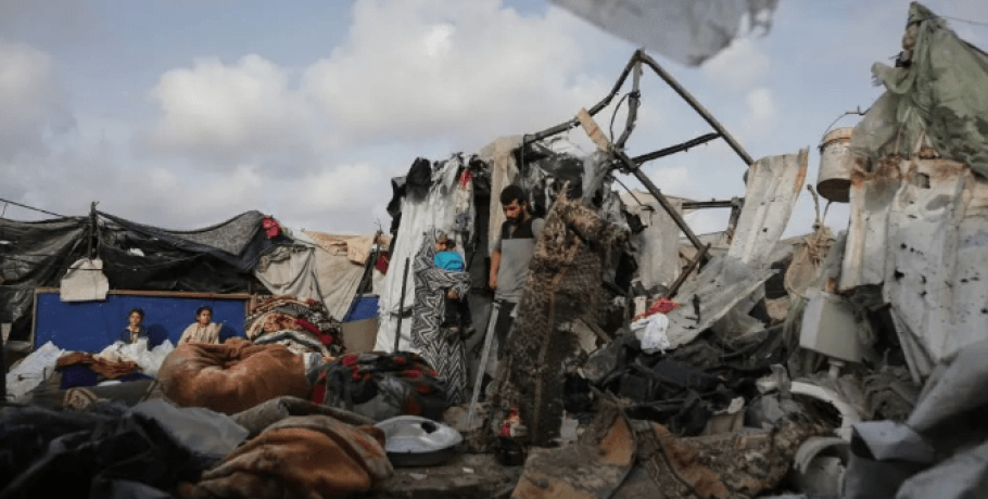 Το Ισραήλ χτύπησε πάλι ζώνη αμάχων στη Ράφα