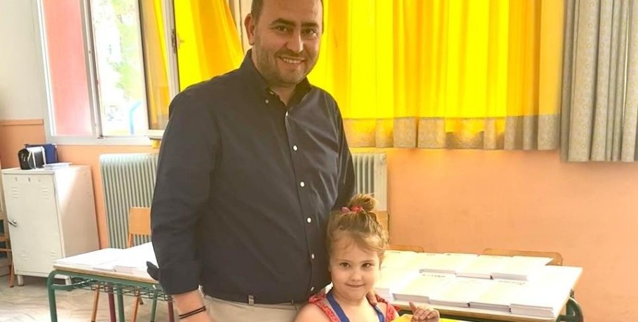 Λάκης Βασιλειάδης: Μαζί με την κόρη του στο εκλογικό κέντρο