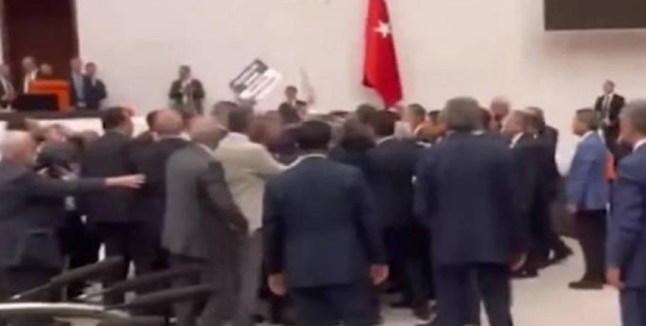 Τουρκία: Σε ρινγκ μετατράπηκε η Εθνοσυνέλευση (vid)