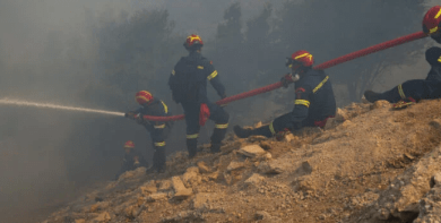 Χίος: Μαίνεται η φωτιά – Συνεχείς ρίψεις από εναέρια μέσα