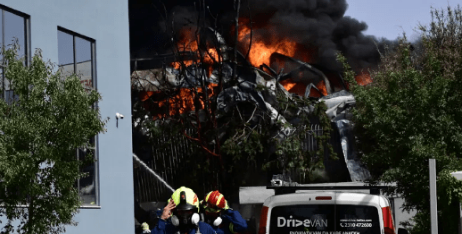Έκρηξη με μεγάλη πυρκαγιά σε εργοστάσιο στην Κάτω Κηφισιά