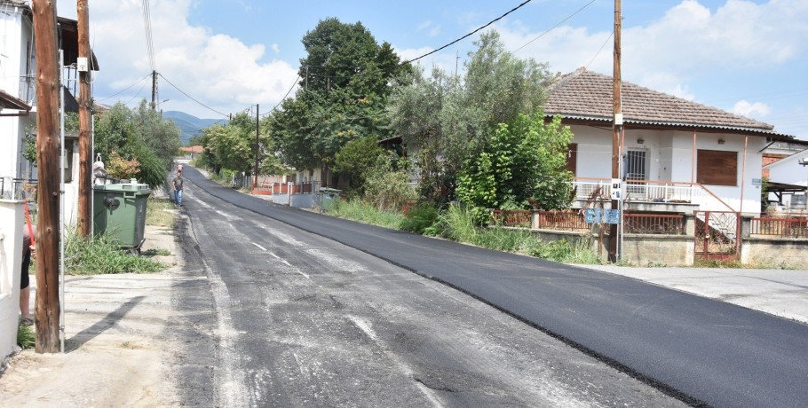 Ξεκίνησε η ασφαλτόστρωση του κεντρικού δρόμου στα Λευκάδια Νάουσας