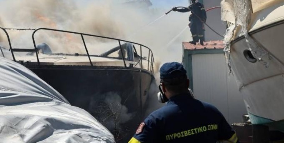 Φωτιά στη Βάρης – Κορωπίου: Σκάφη «τυλίχθηκαν» στις φλόγες (vid)
