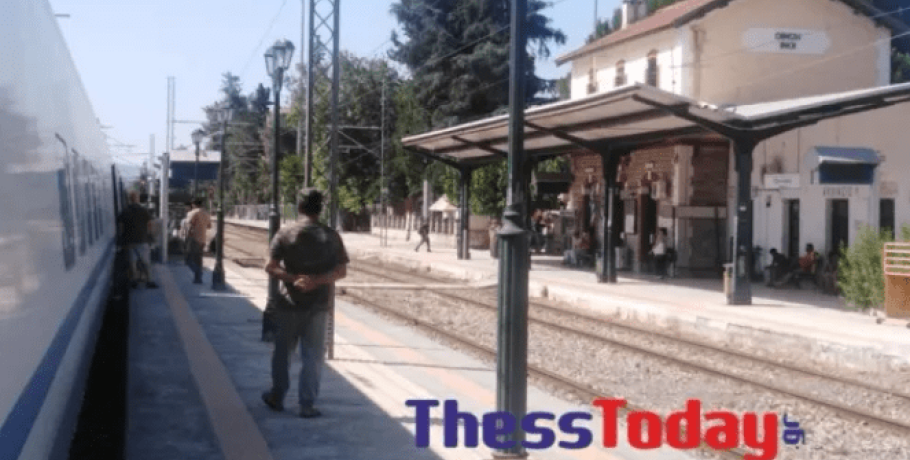 Ακινητοποιήθηκε για μια ώρα το τρένο από Αθήνα προς Θεσσαλονίκη λόγω της φωτιάς στη Θήβα (ΦΩΤΟ)