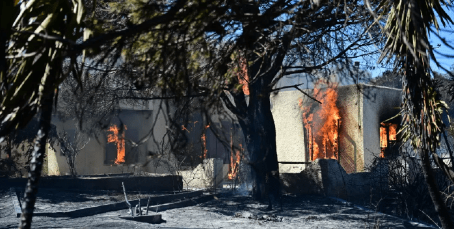 Καίγονται σπίτια στην Κερατέα - Φωτιά σε Σταμάτα, Λαμία κι Εύβοια